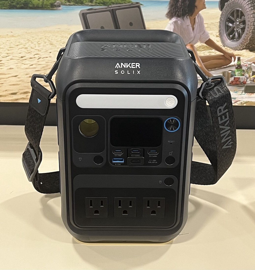 Une station électrique portable Anker SOLIX C300X posée sur une table