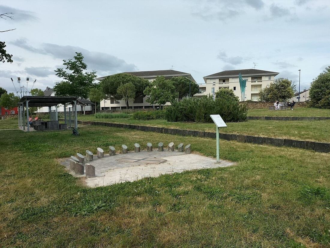 Cadran solaire analemmatique au sol dans le jardin des Maraîches à Nantes : une ellipse de bornes numérotées entoure une dalle centrale portant l'échelle des mois