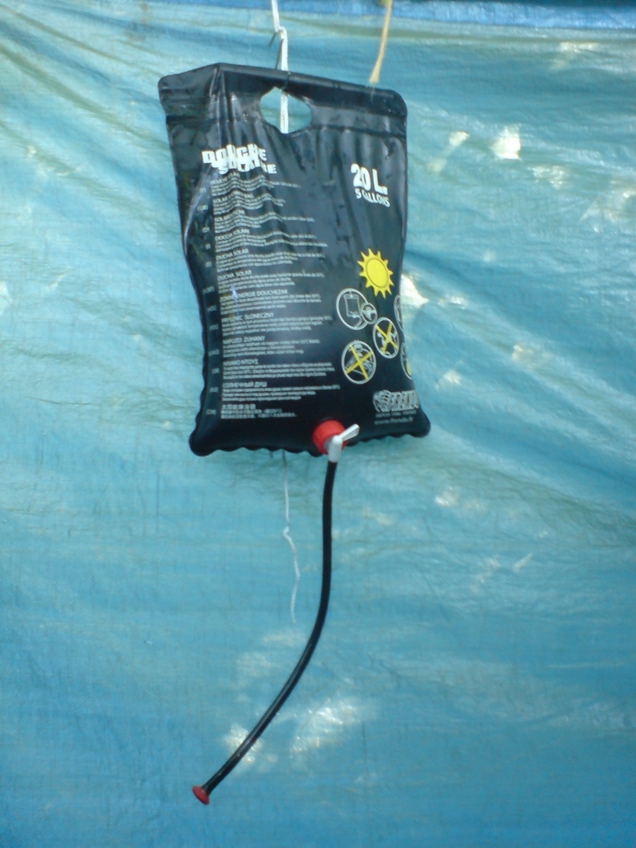 Poche de douche solaire de 20 litres suspendue en camping