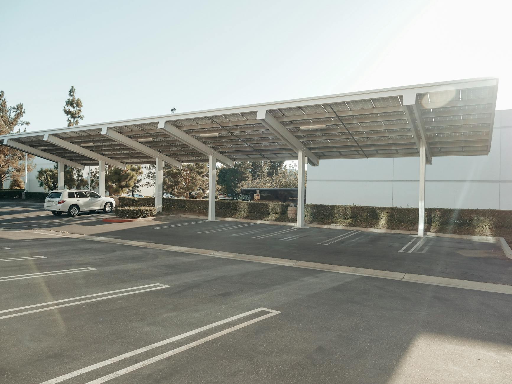 Carport solaire couvrant une voiture