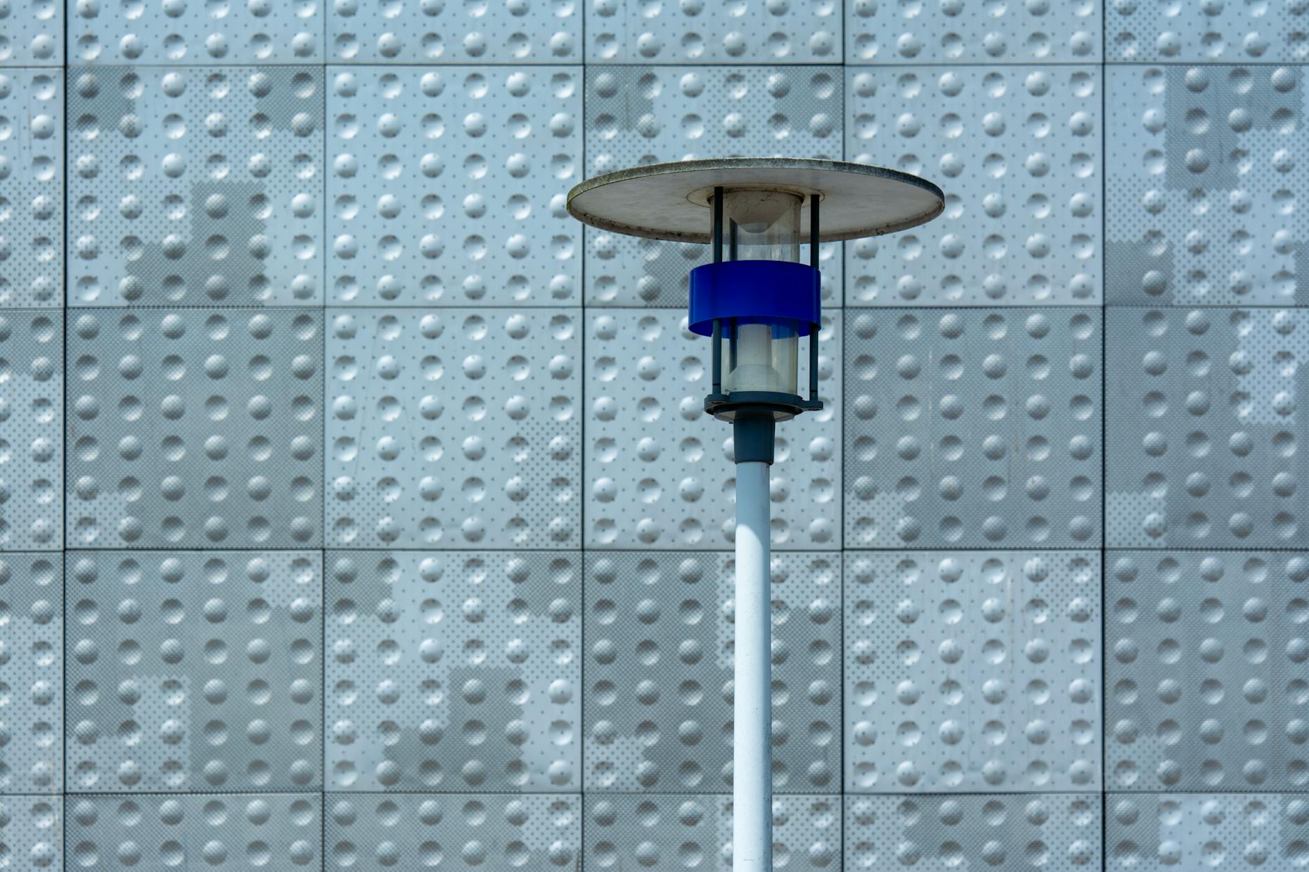 Lampe solaire extérieure sur un mur