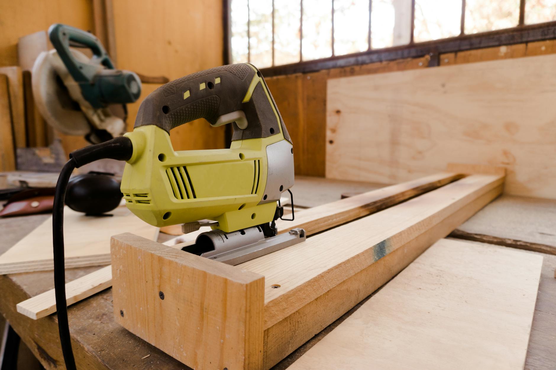 Panneaux de bois dans un atelier de bricolage