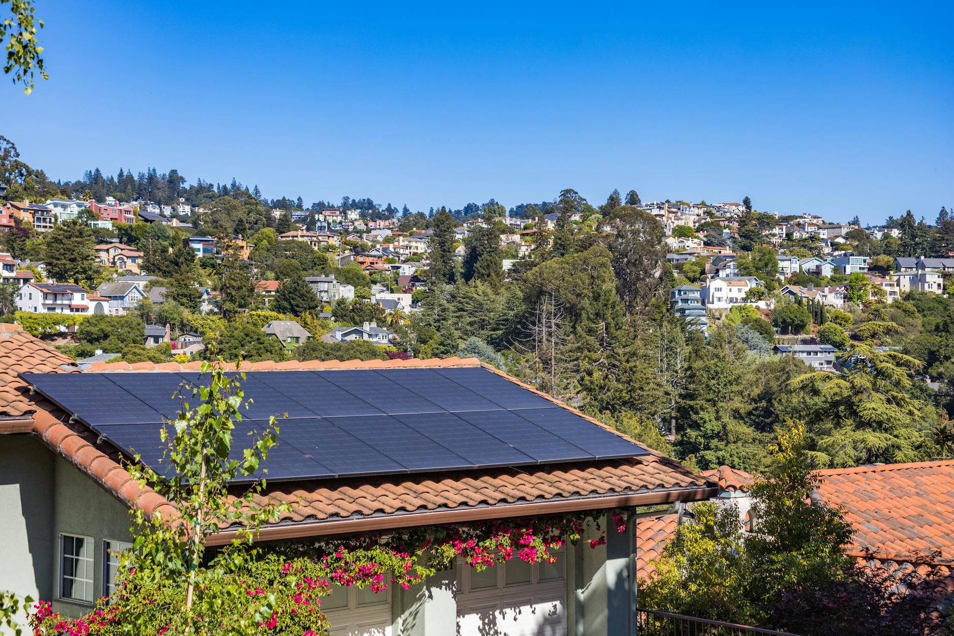 Panneaux solaires sur le toit d'une maison