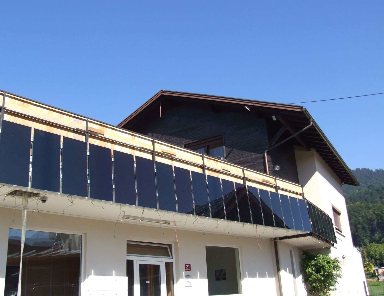 Façade équipée de panneaux solaires avec micro-onduleurs visibles sur les balcons