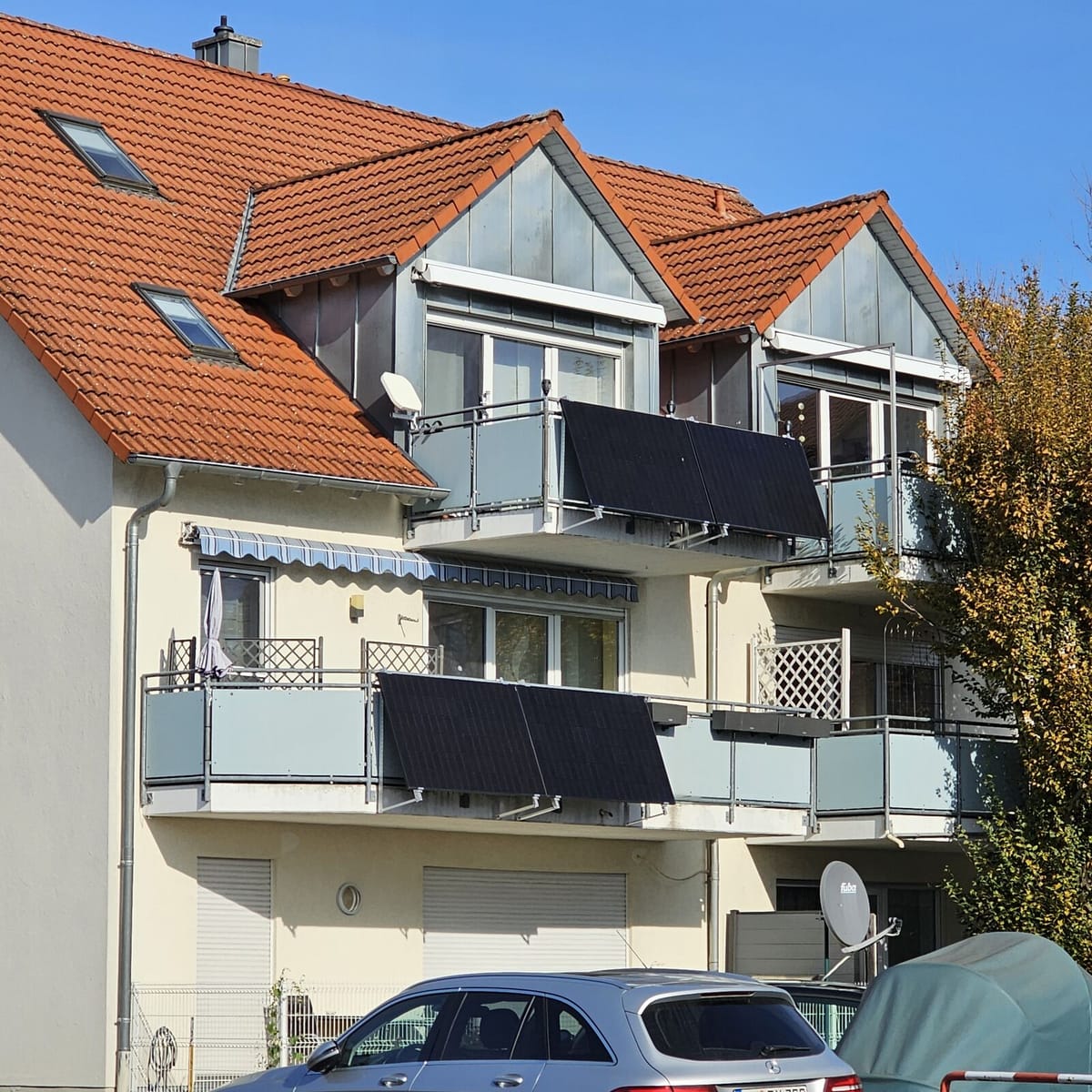 Kit solaire plug & play installé sur un balcon